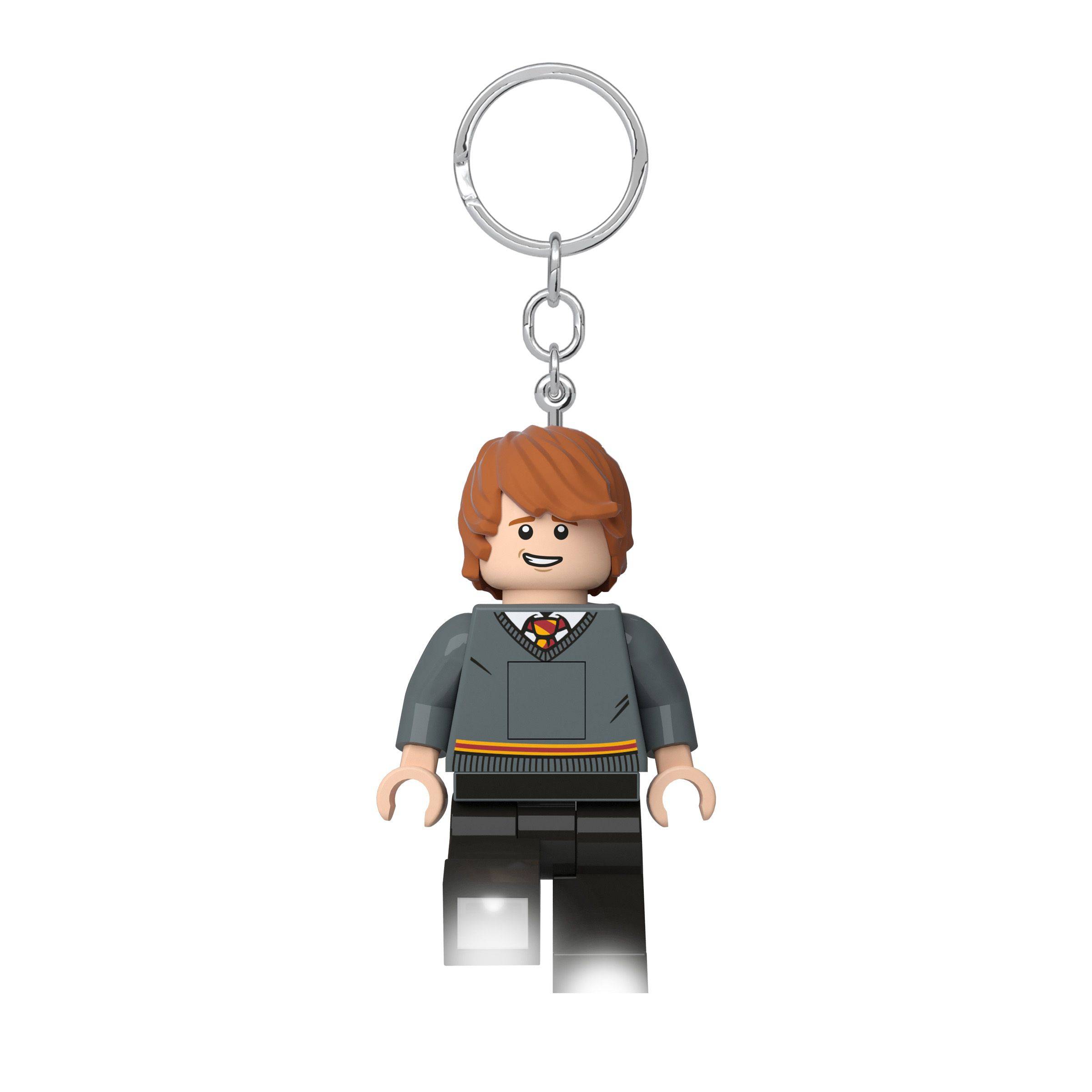 LEGO-ähnlicher Harry-Potter-Schlüsselanhänger mit einer Minifigur, die einen grauen Pullover und eine Krawatte trägt, befestigt an einem Metallschlüsselring.