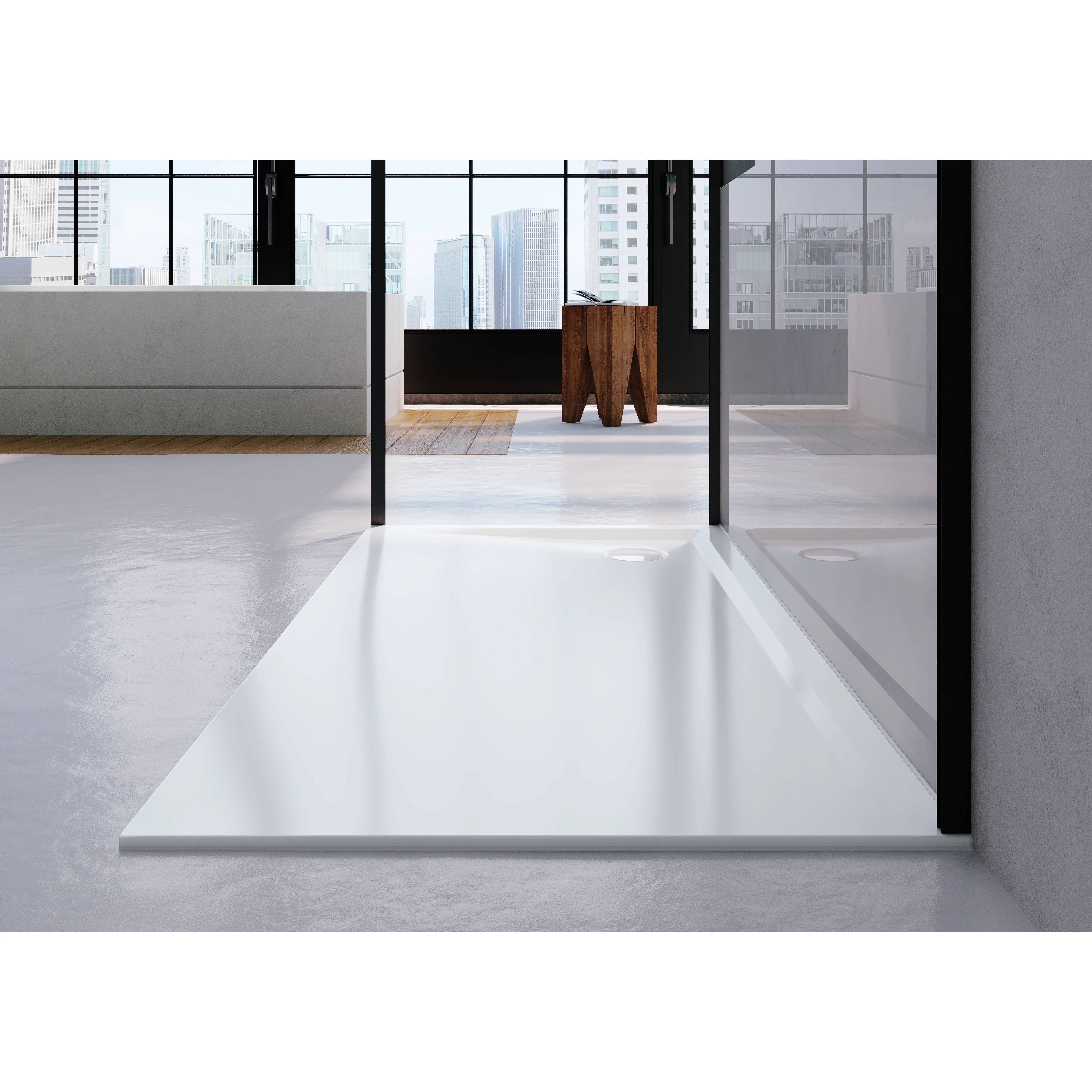 Minimalistische moderne Büroeinrichtung mit Glaswänden, Stadtblick und einer weißen erhöhten Plattform, die in den Raum führt.