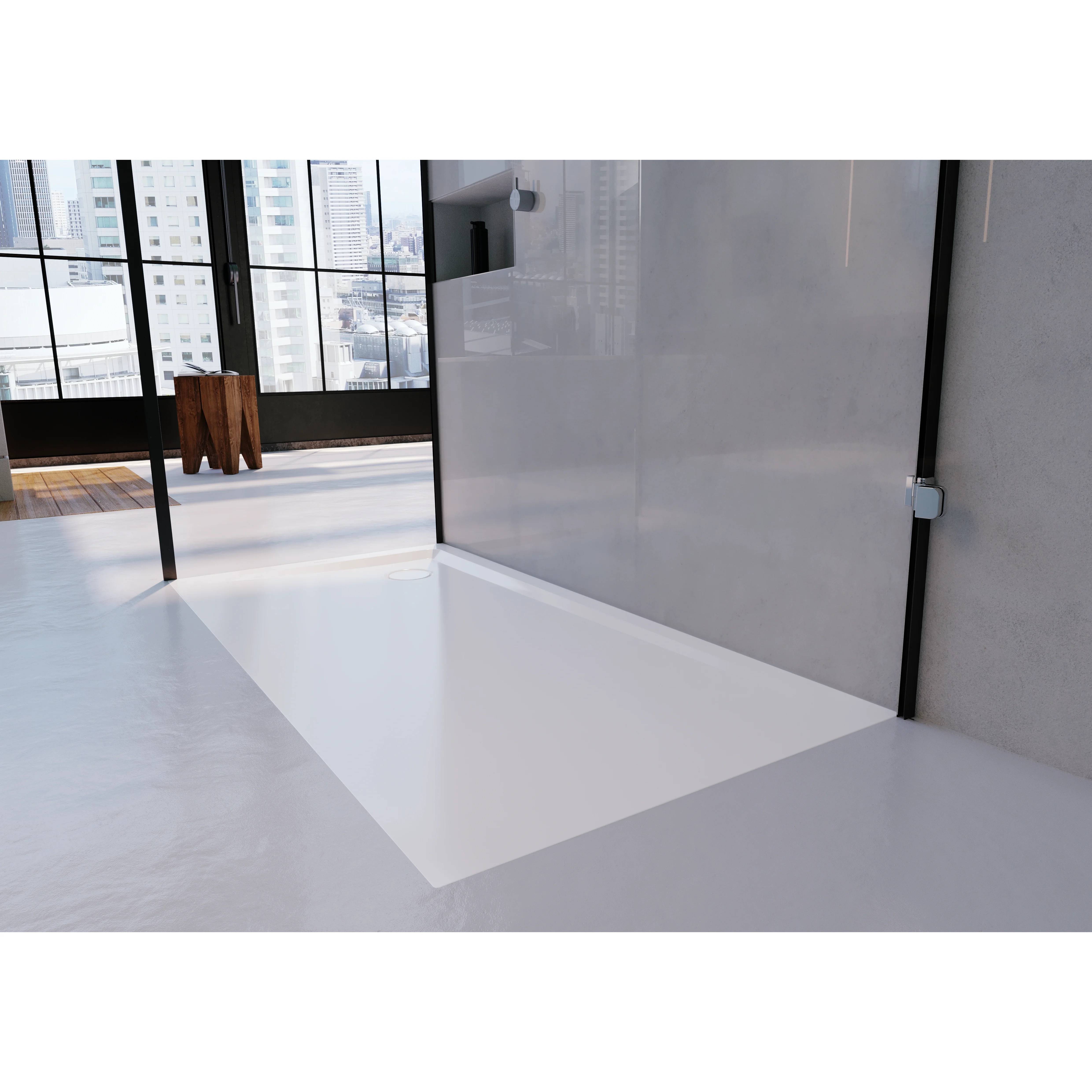 Modernes leeres Interieur mit glänzendem weißem Boden, grauen Wänden, großen Fenstern und Stadtblick im Hintergrund.