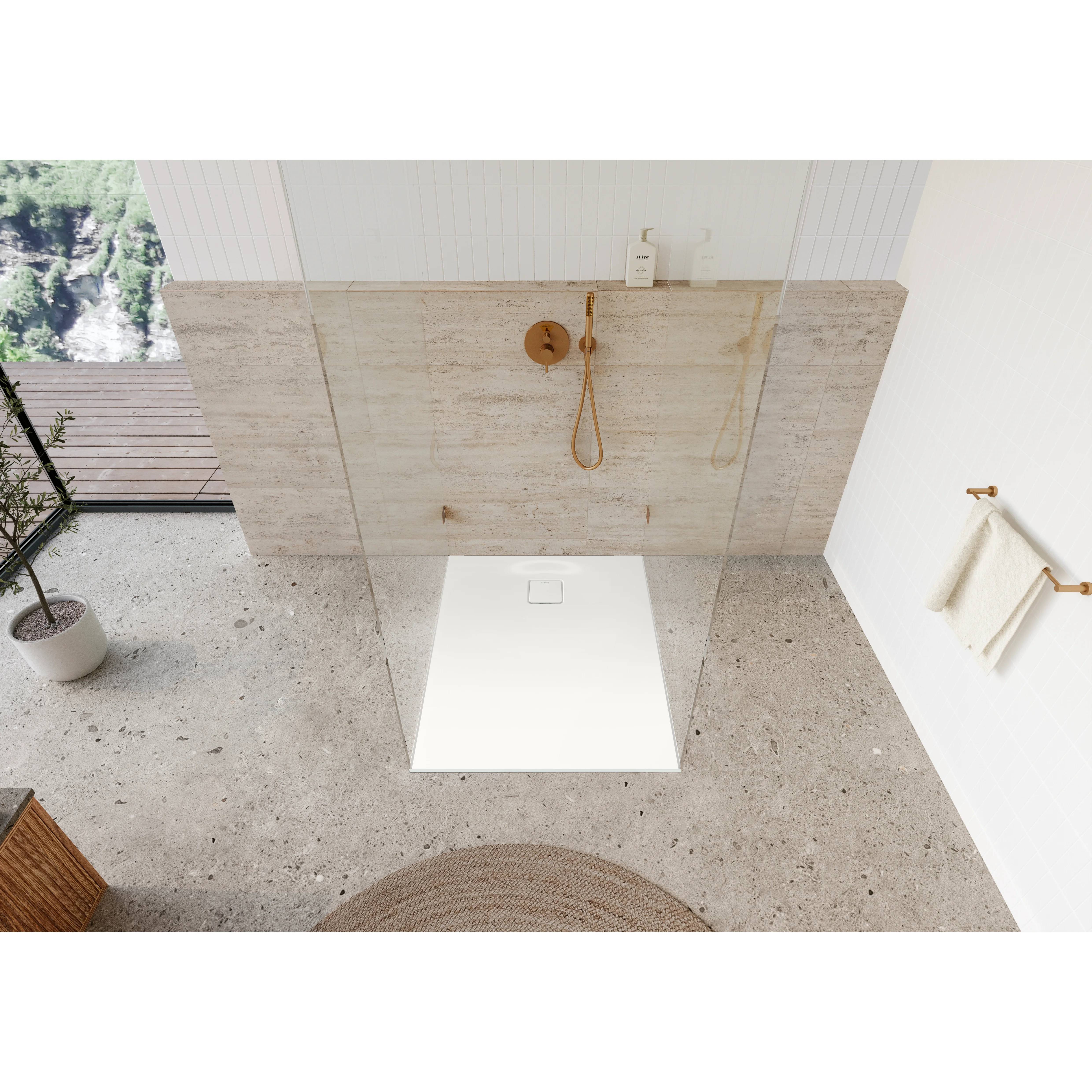 Modernes minimalistisches Badezimmer mit begehbarer Dusche, Betonboden, Steinwand und Handtuch, das rechts hängt.