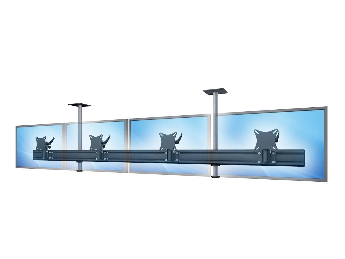 Vier Flachbildschirme nebeneinander auf einer langen Metallschiene mit Deckenhalterungen montiert, die ein verstellbares Multi-Display-Montagessystem zeigen.
