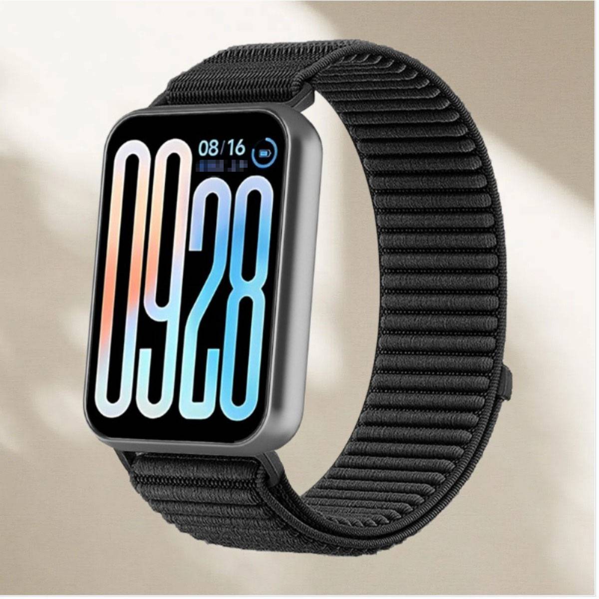 Schwarze Smartwatch mit gewebtem schwarzem Armband, auf dessen Display die Uhrzeit 09:28 angezeigt wird.