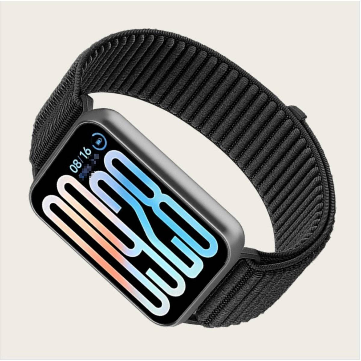 Eine schwarze Smartwatch mit gewebtem schwarzem Armband, schräg auf hellem Hintergrund präsentiert, zeigt die Uhrzeit 08:16 und einen farbenfrohen abstrakten Bildschirm an.