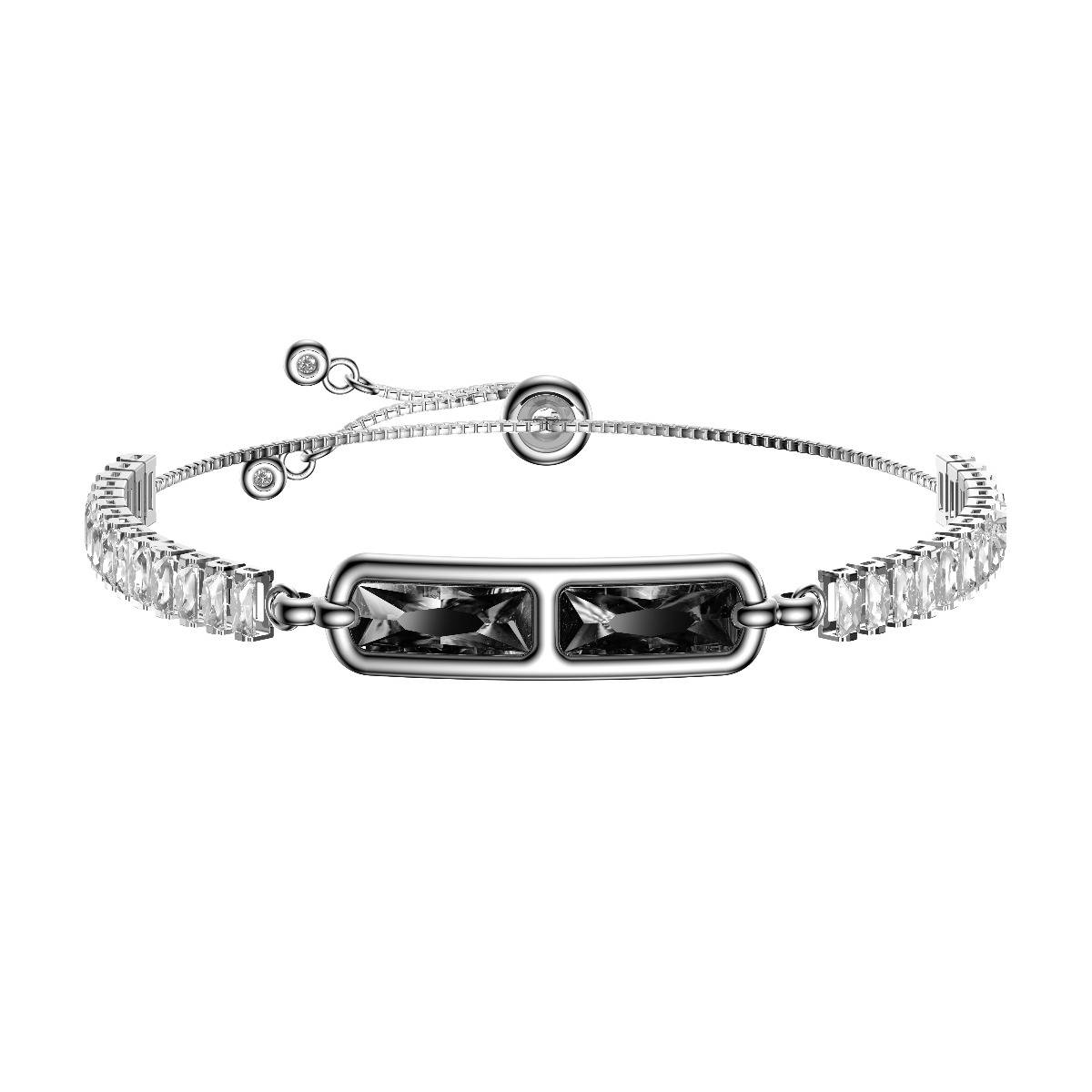 Silbernes Armband mit zwei rechteckigen schwarzen Edelsteinen in der Mitte und klaren Steinen entlang des Bandes, auf weißem Hintergrund gezeigt.