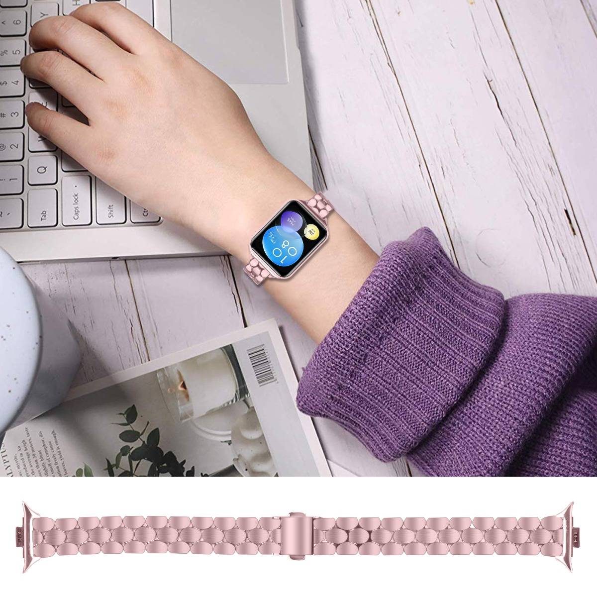 Frau, die eine rosafarbene Smartwatch trägt, während sie auf einem Laptop tippt; das Produktbild zeigt ein passendes rosafarbenes Metallarmband darunter.