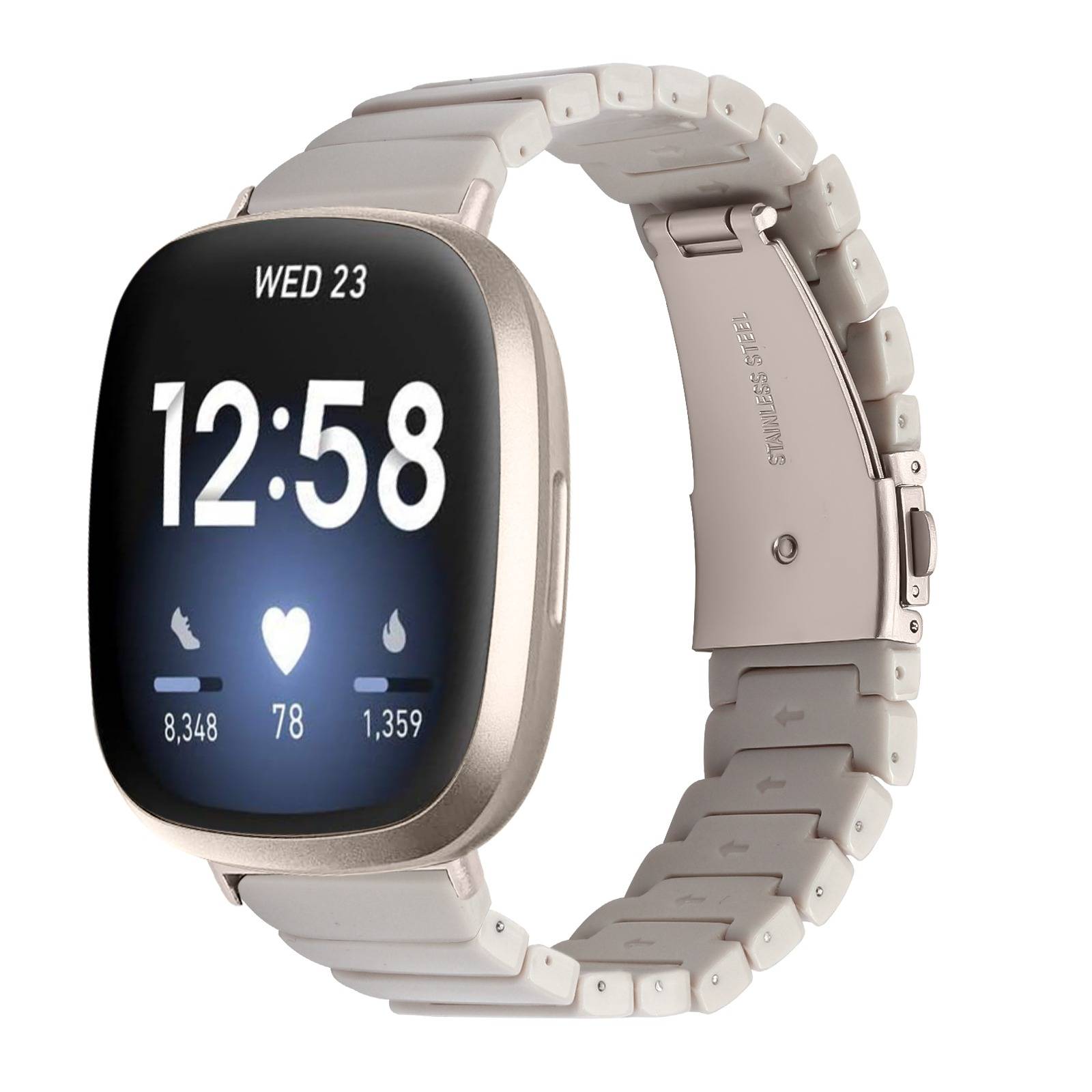 Quadratische Smartwatch mit hellem Armband, zeigt 12:58 Uhr an Mittwoch 23 und Gesundheitsstatistiken einschließlich Schritte, Herzfrequenz und Kalorien.