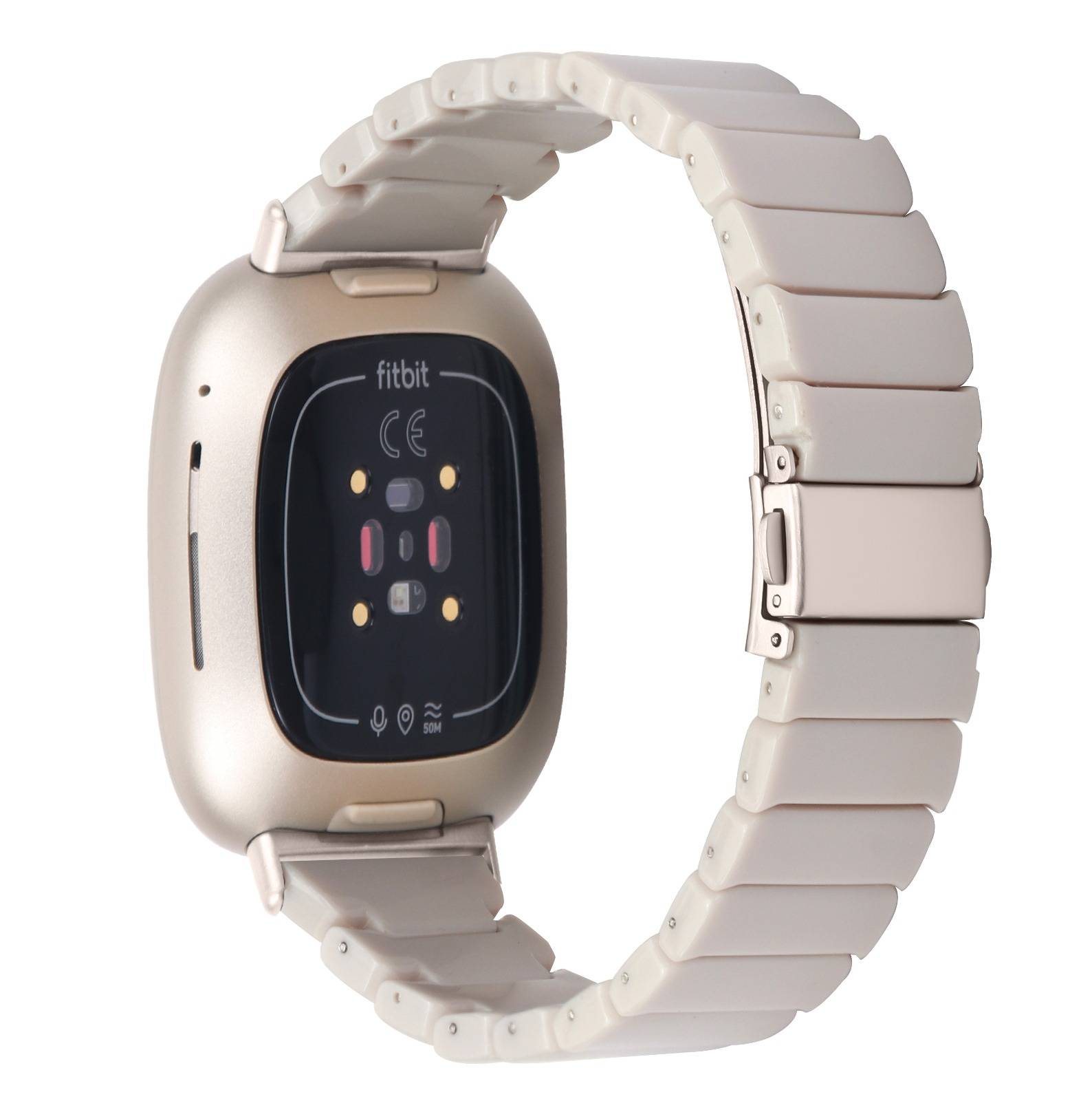 Rückansicht einer Fitbit-Smartwatch mit hellfarbenem Metallband, das den Sensor und die Ladekontakte auf weißem Hintergrund zeigt.