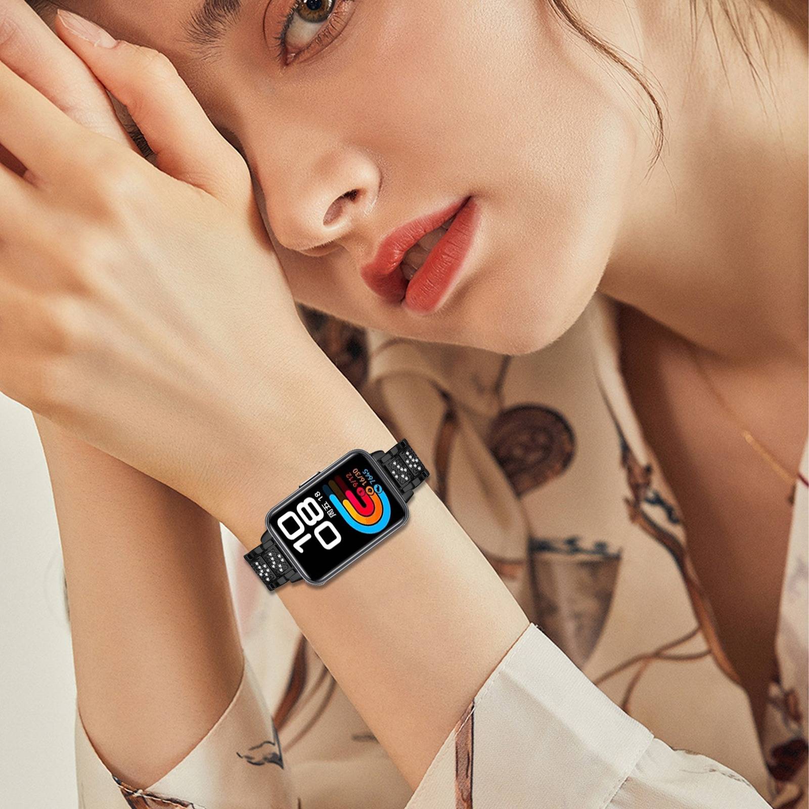 Nahaufnahme einer Frau, die eine Smartwatch mit einem farbenfrohem Fitness-Display am Handgelenk trägt, in einer Modeanzeige posiert.