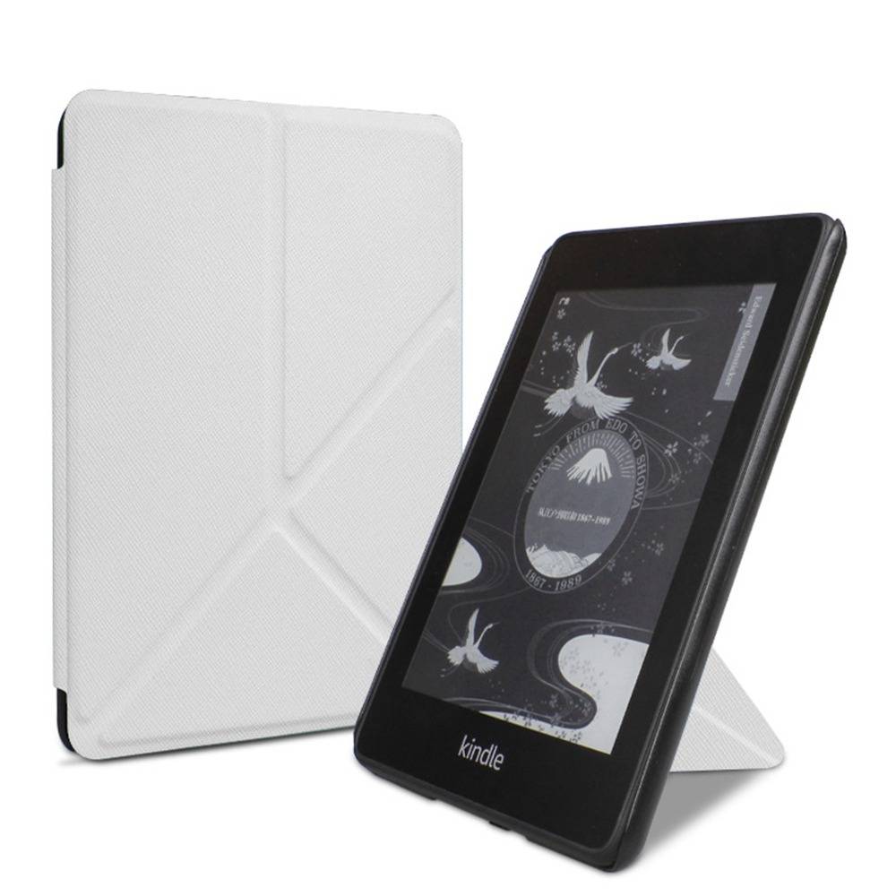 Zwei Kindle E-Reader in Schutzhüllen, einer in Weiß geschlossen hinter einem in Schwarz offenen und davor stehend, auf dem der Startbildschirm angezeigt wird.