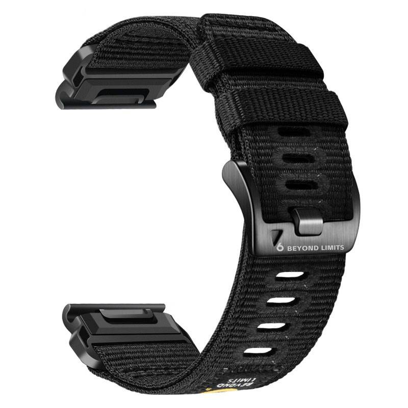 Schwarzes gewebtes verstellbares Uhrenarmband mit Metallschnalle und mehreren Größenlöchern auf weißem Hintergrund.