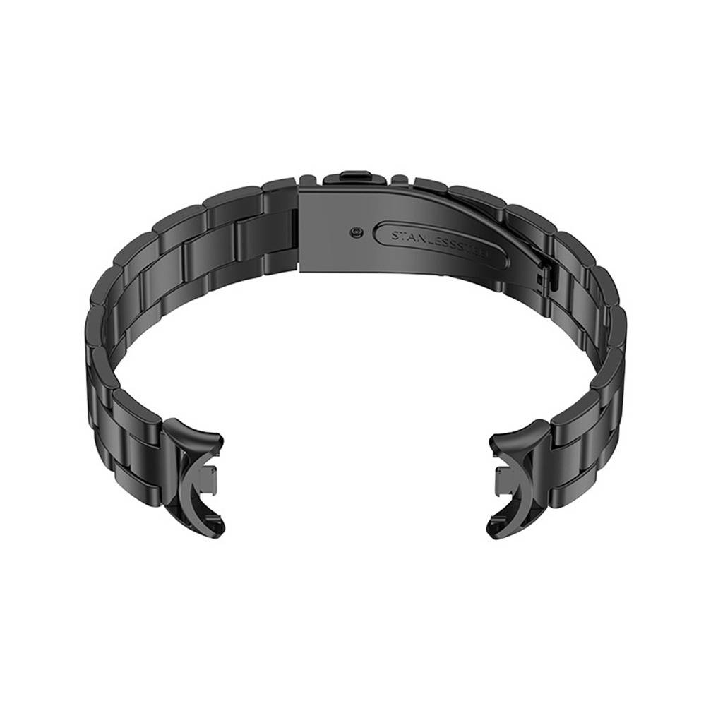 Schwarzes Metallarmband für die Uhr mit offener Schließe, isoliert auf weißem Hintergrund dargestellt.