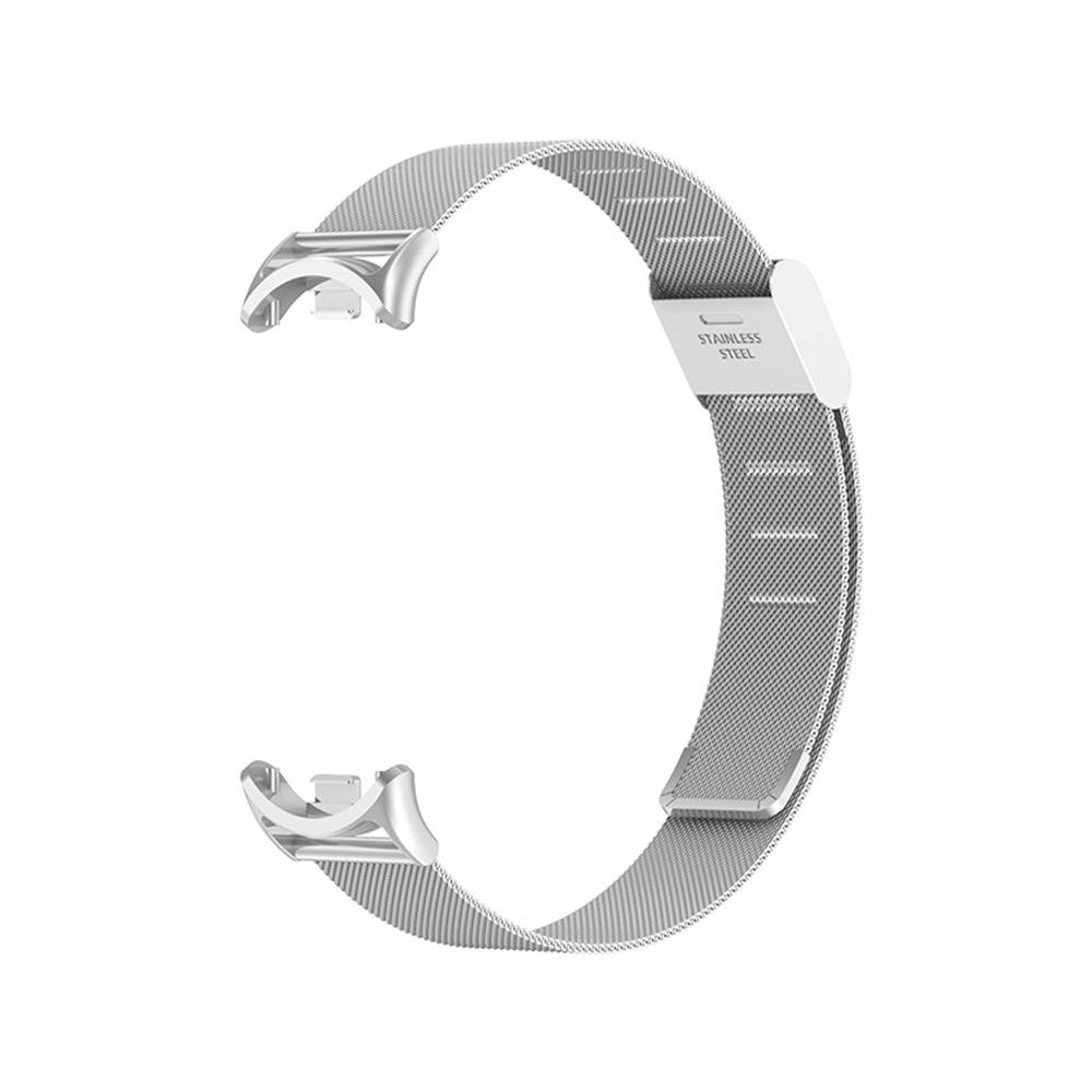 Silbernes Edelstahl-Armband mit Maschentextur und gebogenem Verschluss, auf weißem Hintergrund dargestellt.