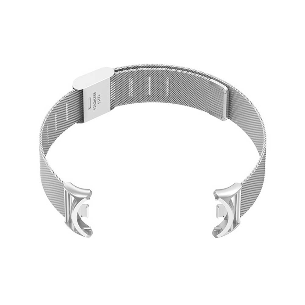 Silbernes Mesh-Uhrenarmband mit Faltschließe, isoliert auf weißem Hintergrund dargestellt.