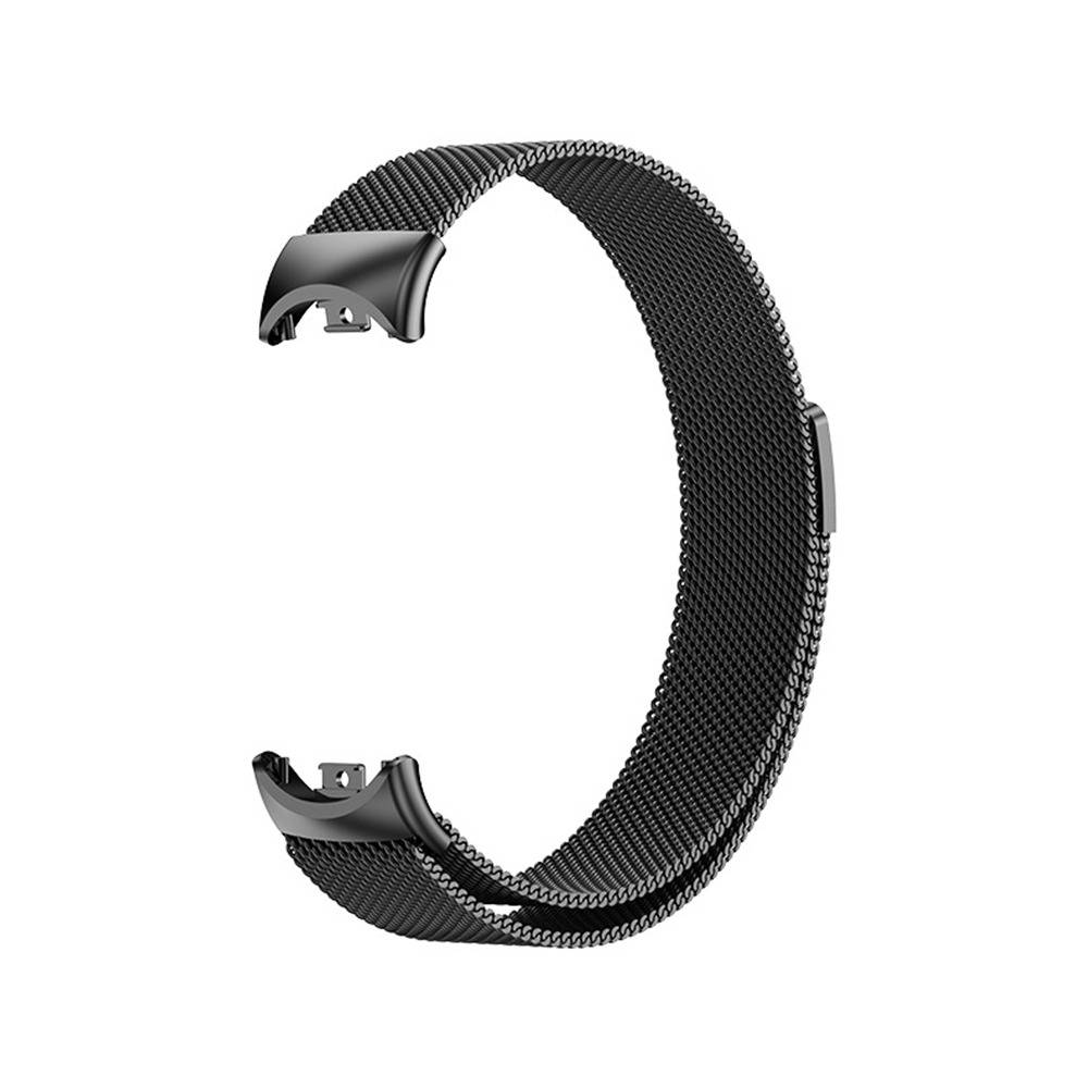 Schwarzes geflochtenes Metalluhrenarmband mit magnetischer Schließe, isoliert auf weißem Hintergrund dargestellt.