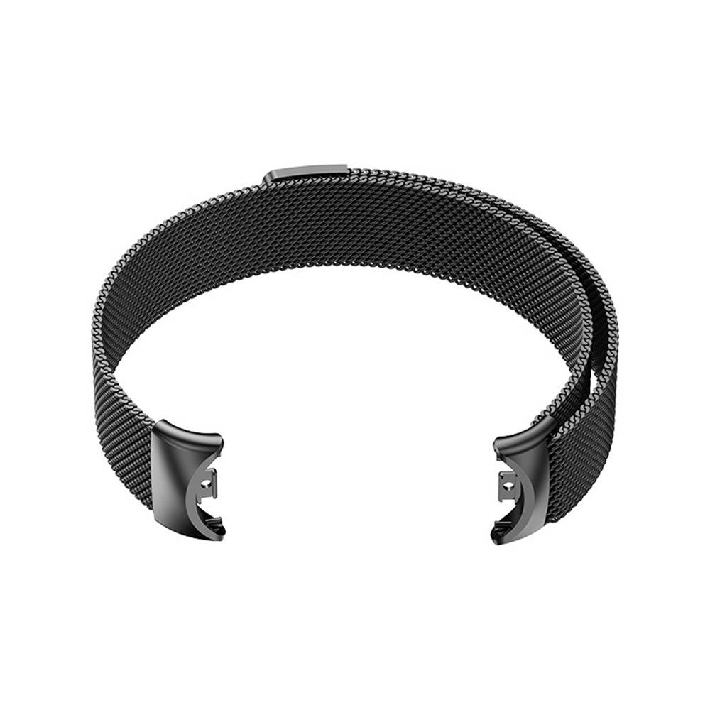 Schwarzes gewebtes Metalluhrenarmband mit offenen Verschlussenden auf weißem Hintergrund.