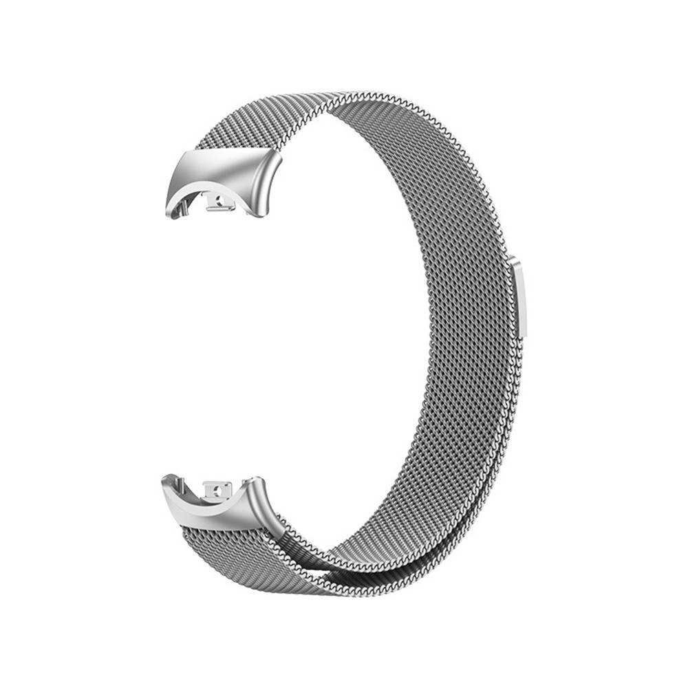 Silbergetöpftes Metallgewebe-Uhrenarmband mit Magnetverschluss auf weißem Hintergrund