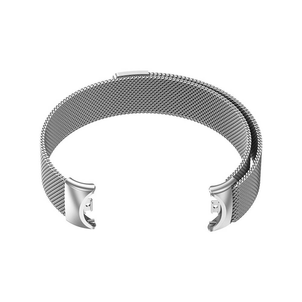Silbernes Metall-Mesh-Uhrenarmband mit gekrümmter Schließe, offen auf weißem Hintergrund gezeigt.