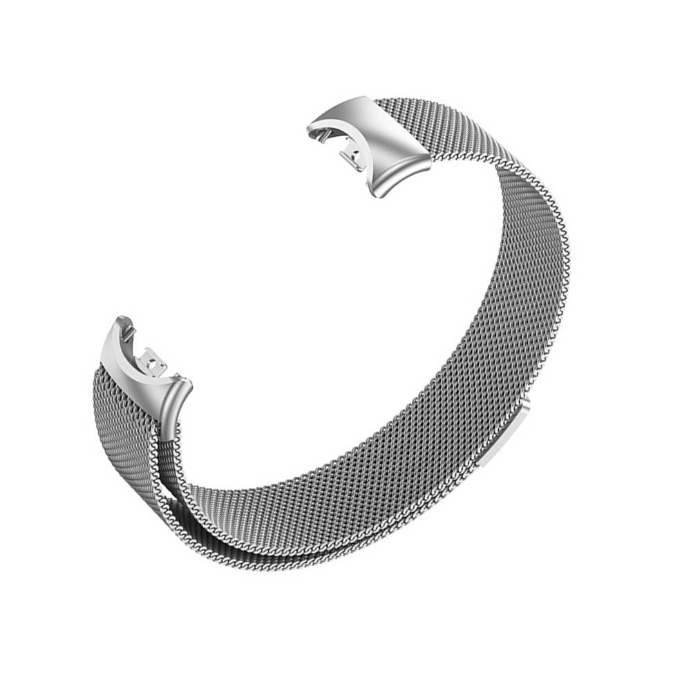 Silbernes Metallmaschengitter-Uhrenarmband mit gebogenem Verschluss, gezeigt auf weißem Hintergrund.