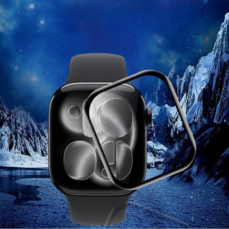 Schwarze Smartwatch mit Metallstoßfänger-Gehäuse, Vorderansicht vor schneebedecktem Berglandschaft-Nachthimmel.