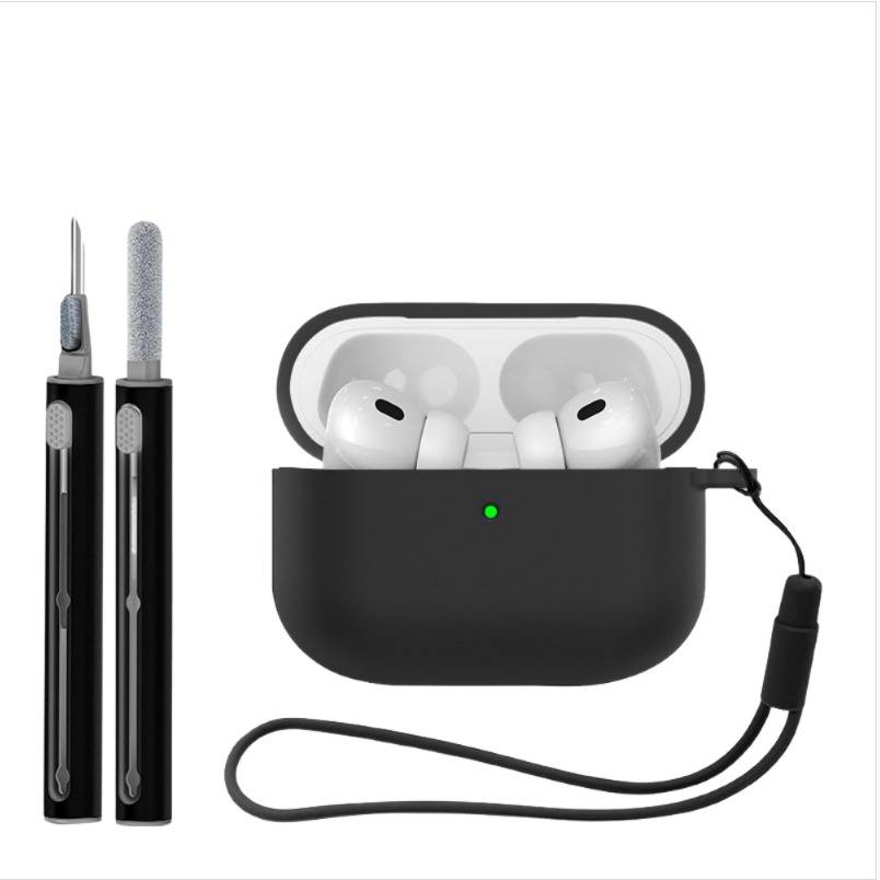 AirPods in einem schwarzen Schutzetui mit grüner LED und Handgelenkschlaufe, gezeigt neben zwei schwarzen Reinigungswerkzeugen auf weißem Hintergrund.