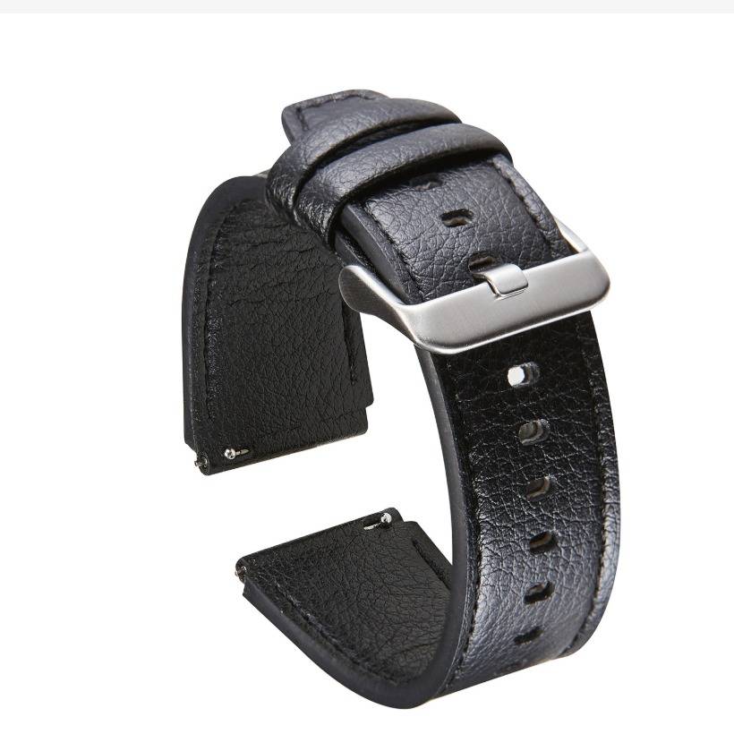 Schwarzes Lederarmband mit silberner Schließe, offen auf weißem Hintergrund dargestellt.