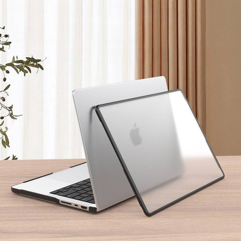 Ein Laptop mit einem abnehmbaren magnetischen Datenschutzbildschirm auf einem Schreibtisch, das ein unscharfes Display zeigt, um Seitenansichten zu blockieren.