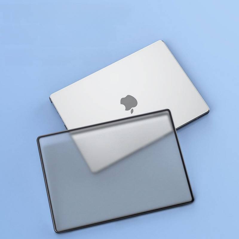 Draufsicht auf einen silbernen Apple-Laptop, der teilweise von einem dunklen, durchscheinenden rechteckigen Panel vor einem hellblauen Hintergrund bedeckt ist.