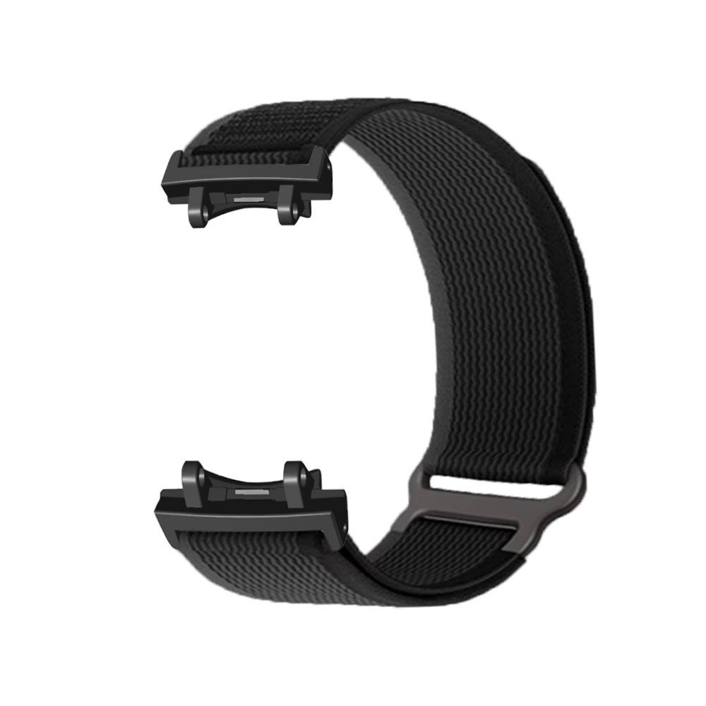 Schwarzes gewebtes Uhrenarmband mit einem gebogenen Riemen und zwei schwarzen Schnallenverschlüssen auf weißem Hintergrund.