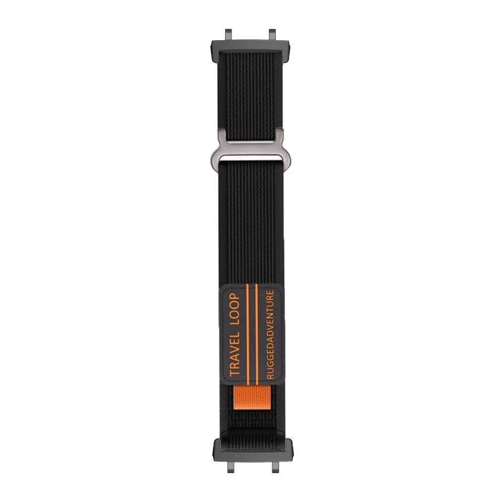 Schwarzer verstellbarer Riemen mit Metallschnalle und orangefarbenem Etikett mit der Aufschrift "TRAVEL LOOP"" und ""RUGGED ADVENTURE"".