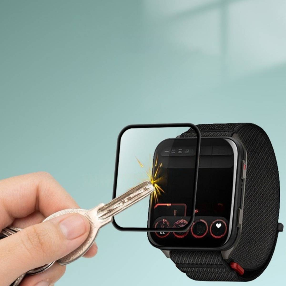Eine Hand, die einen Schlüssel hält, drückt auf einen Smartwatch-Bildschirm durch eine schützende Glasabdeckung und zeigt den Aufprallschutz des Geräts.