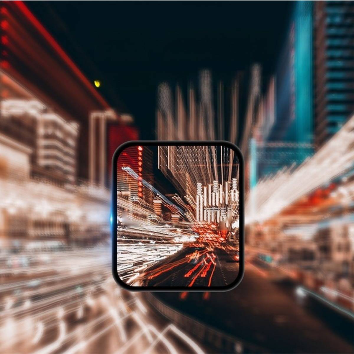 Abstrakte Stadtlichter streichen durch den Sucher einer Handykamera und deuten auf schnelllebigen Nachtverkehr und urbane Bewegungsunschärfe hin.