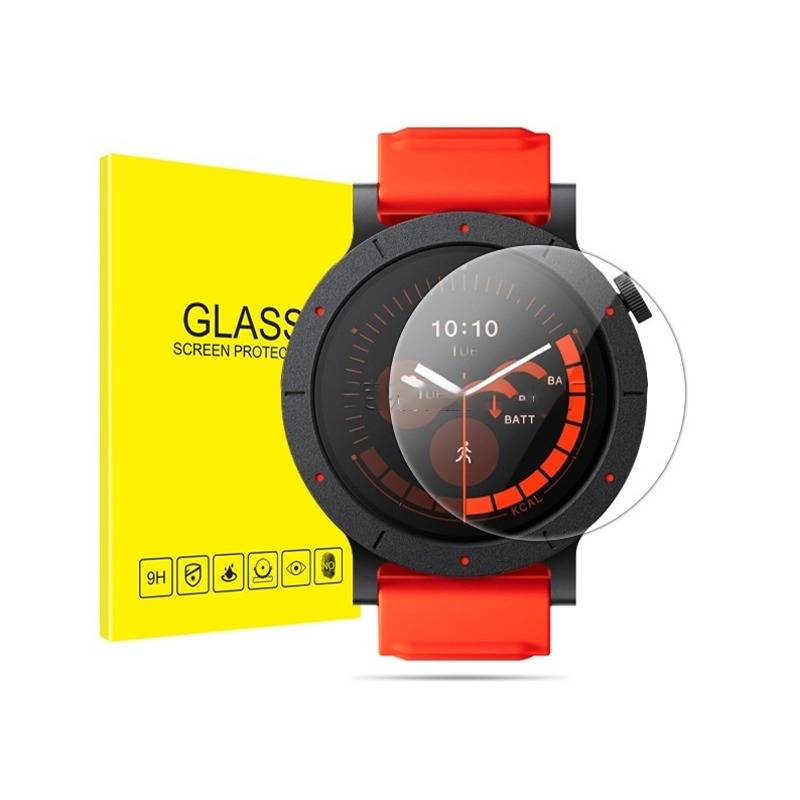 Smartwatch mit rotem Armband und Displayschutz neben gelber Verpackung mit der Aufschrift „GLASS SCREEN PROTECTOR