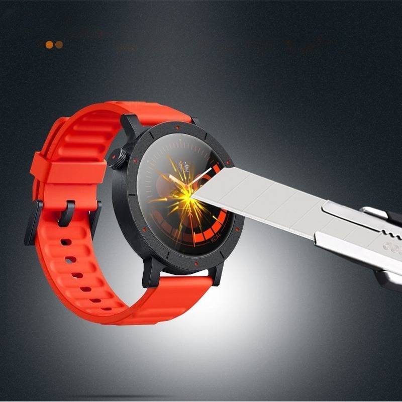 Rote Smartwatch wird mit einem Universalmesser durchgeschnitten, wobei Funken vom Zifferblatt der Uhr fliegen.