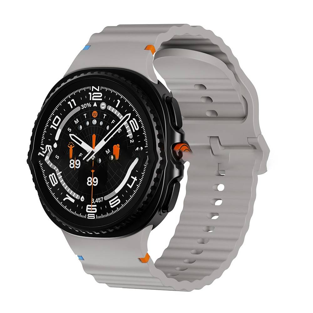 Schwarze runde Smartwatch mit silbernem Armband und analoger digitaler Anzeige, die Uhrzeit, Schritte und Akkustand auf weißem Hintergrund zeigt.