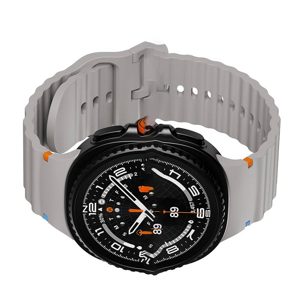 Schwarze runde Smartwatch mit grauem perforierten Armband und orangefarbenen Akzenten, angewinkelt auf weißem Hintergrund dargestellt.