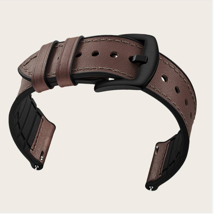 Braunes Lederarmband mit schwarzer Schnalle und perforierten Löchern, isoliert auf hellem Hintergrund dargestellt.