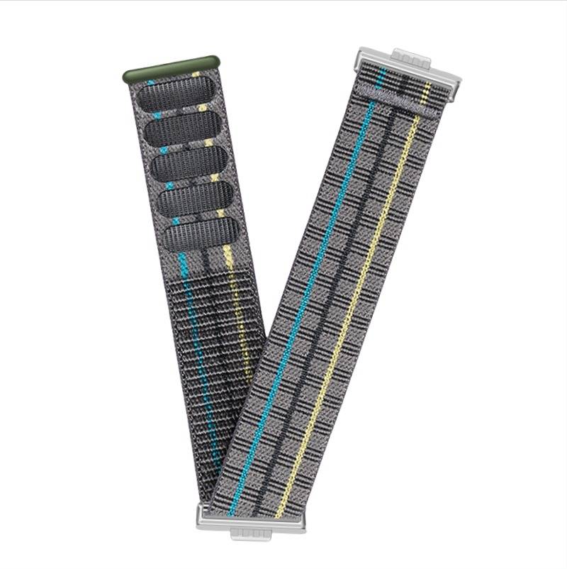 Zwei gewebte Uhrenarmbänder in V-Form überkreuzt, eines mit schwarzen Schleifenverschlüssen und eines mit Metallverbindern, auf weißem Hintergrund.
