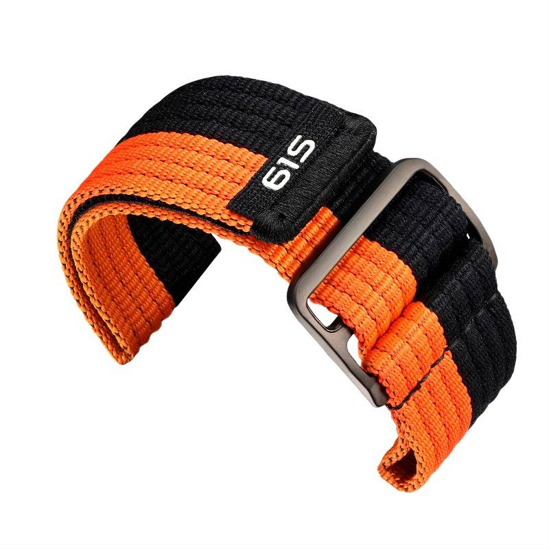 Orange- und schwarzes Nylon-Uhrenarmband mit einer Metallschnalle, dargestellt vor einem einfachen weißen Hintergrund.
