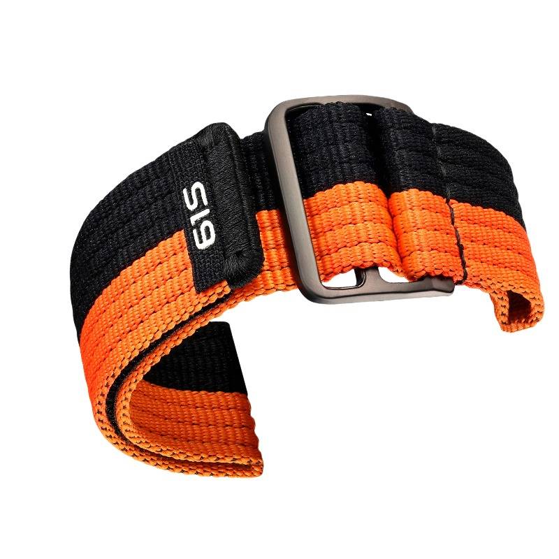 Schwarzes und orangefarbenes Nylon-Uhrenarmband mit metallischer Schließe, vor weißem Hintergrund dargestellt.