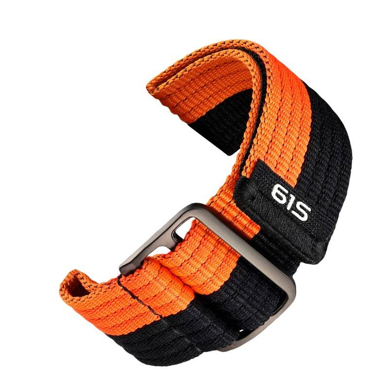 Orange und schwarzes gewebtes Uhrenarmband mit Metallschnalle, isoliert auf weißem Hintergrund dargestellt.