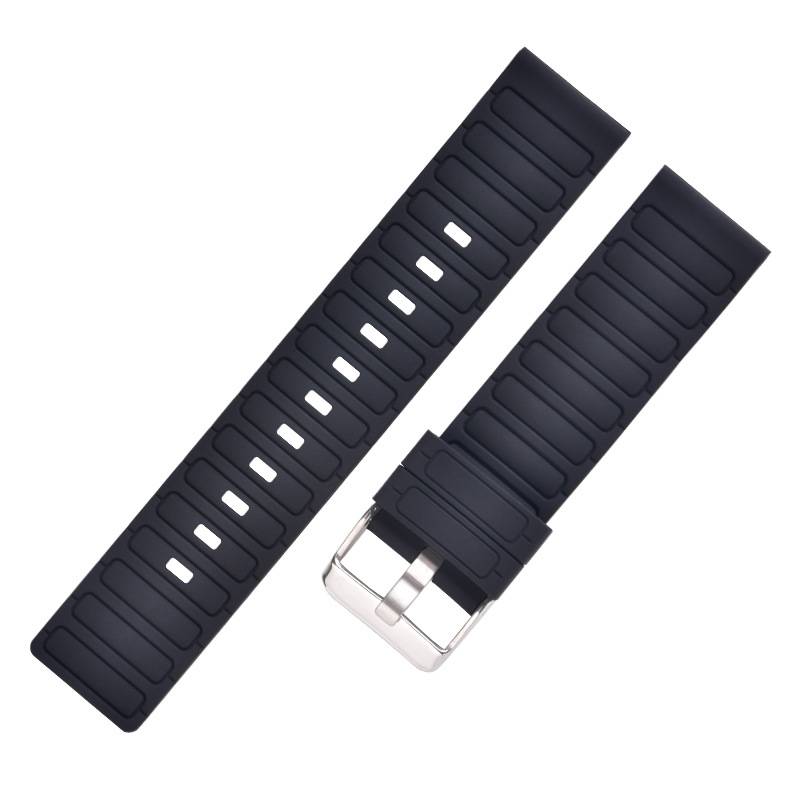 Schwarzes Silikonarmband mit silbernem Verschluss, dargestellt als zwei getrennte Teile auf weißem Hintergrund.