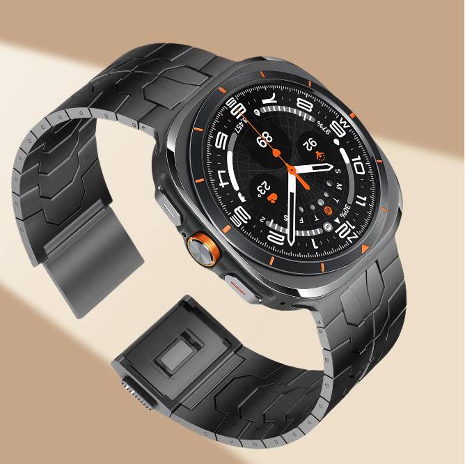 Schwarze Smartwatch mit analogem Zifferblattdesign und schwarzem strukturiertem Armband, in Schrägansicht auf beigefarbenem Hintergrund dargestellt, mit sichtbarem geöffnetem Verschluss.