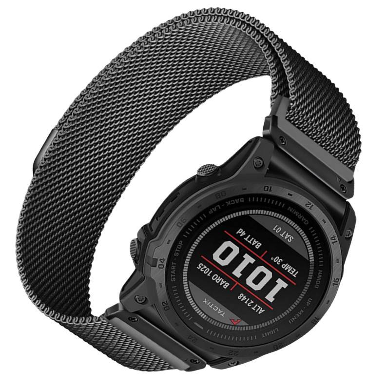 Schwarze digitale Sportuhr mit Netzband, die auf dem Display 10:10 und das Datum 03/03/16 anzeigt.