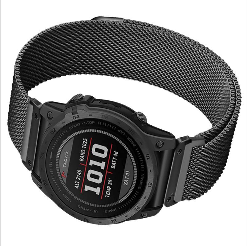 Schwarze Garmin tactix-ähnliche Smartwatch mit Metallgitterarmband, zeigt ein dunkles digitales Display mit großer Anzeige "1010"" und Datenfeldern.