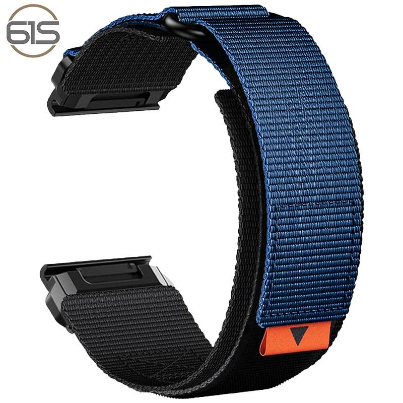 Blaues Nylon-Uhrenarmband mit schwarzer Fütterung und schwarzen Schnallenendziffern, gezeigt auf weißem Hintergrund mit kleinem 