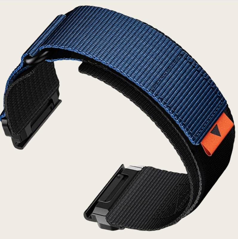 Blauer gewebter Uhrenarmband mit schwarzer Rückseite und Schnalle, offen auf hellem Hintergrund gezeigt.