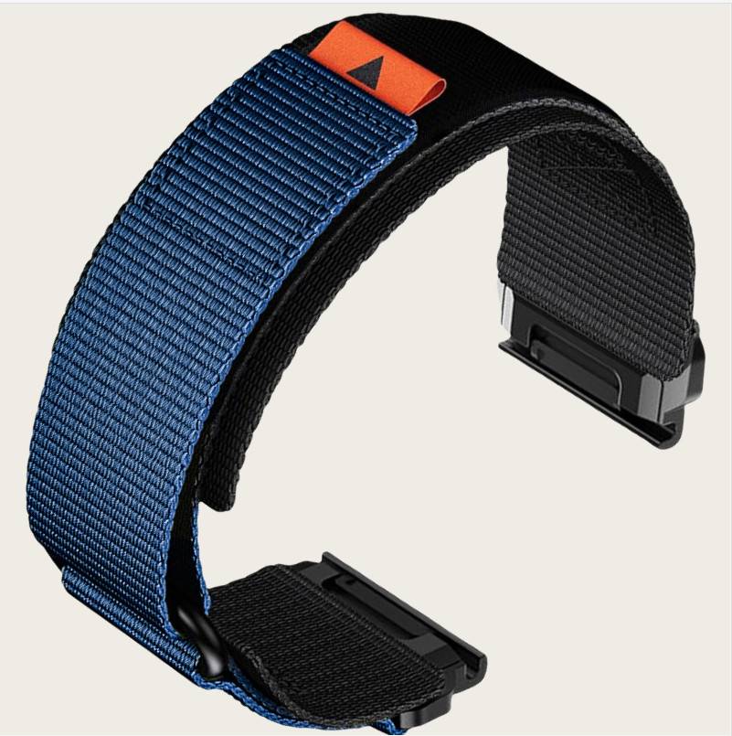 Blauschwarzer Nylon-Armband oder Uhrenarmband mit Kunststoffschnallenbeschlag auf neutralem Hintergrund.