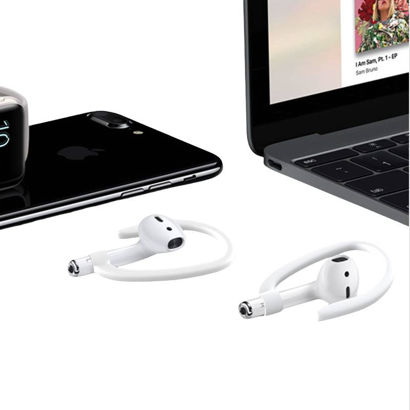Apple-Geräte auf weißem Hintergrund: ein iPhone, MacBook-Rand, iPod und zwei Paar weiße kabellose Ohrhörer/Kopfhörer.