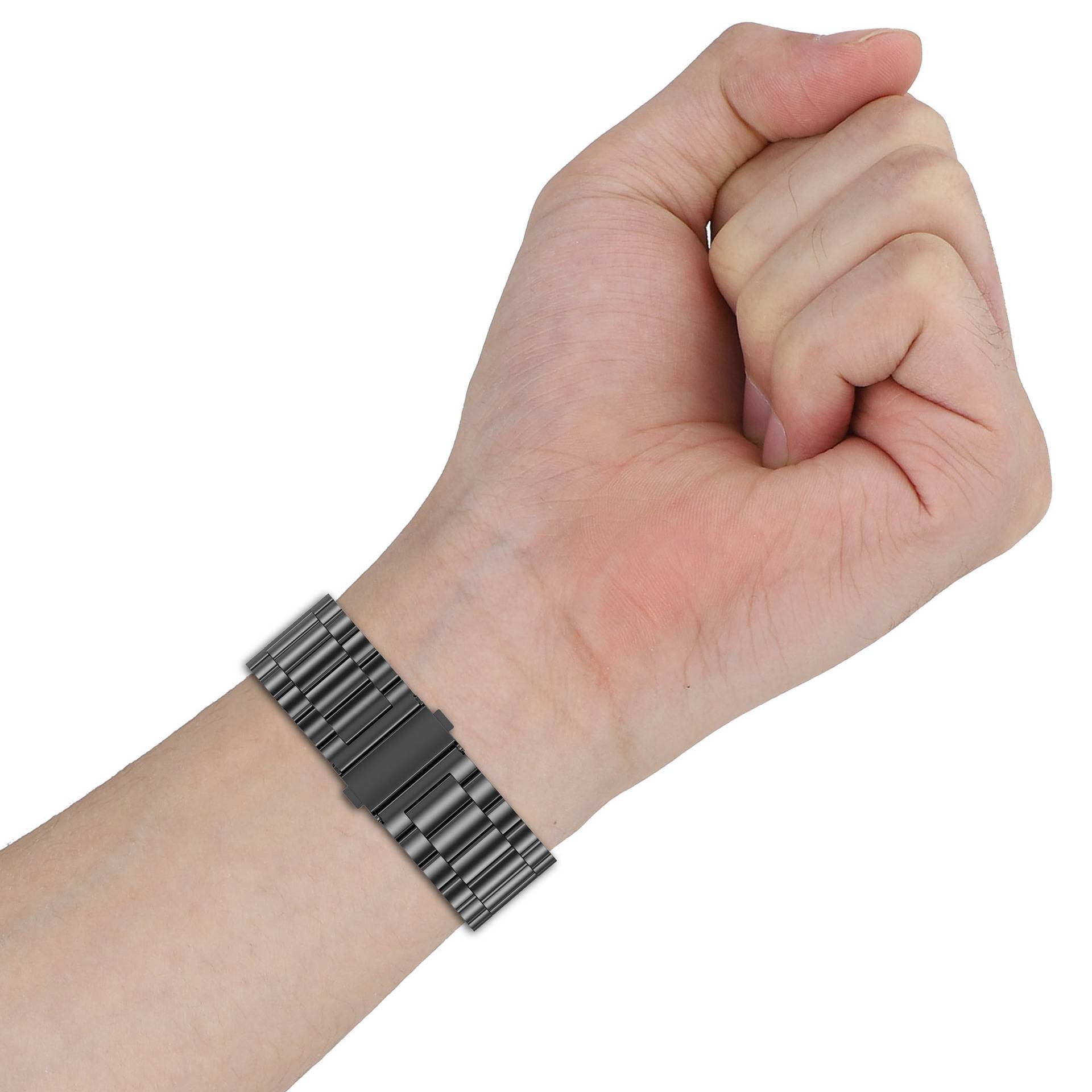 Eine geballte Faust, die eine dunkle Metallarmbanduhr oder ein Metallarmband an einem hellhäutigen Unterarm trägt, vor weißem Hintergrund.