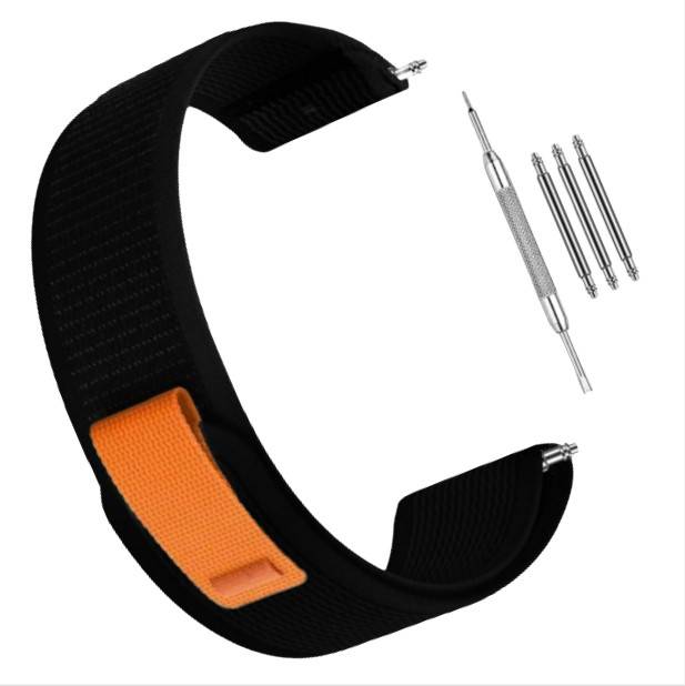 Schwarzes gewebtes Uhrenarmband mit orangefarbener Klettverschluss-Befestigung, gezeigt mit einem Federsteg-Werkzeug und vier Ersatz-Federstegen auf weißem Hintergrund.